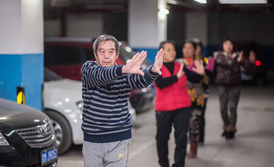 Un garage souterrain comme piste de danse