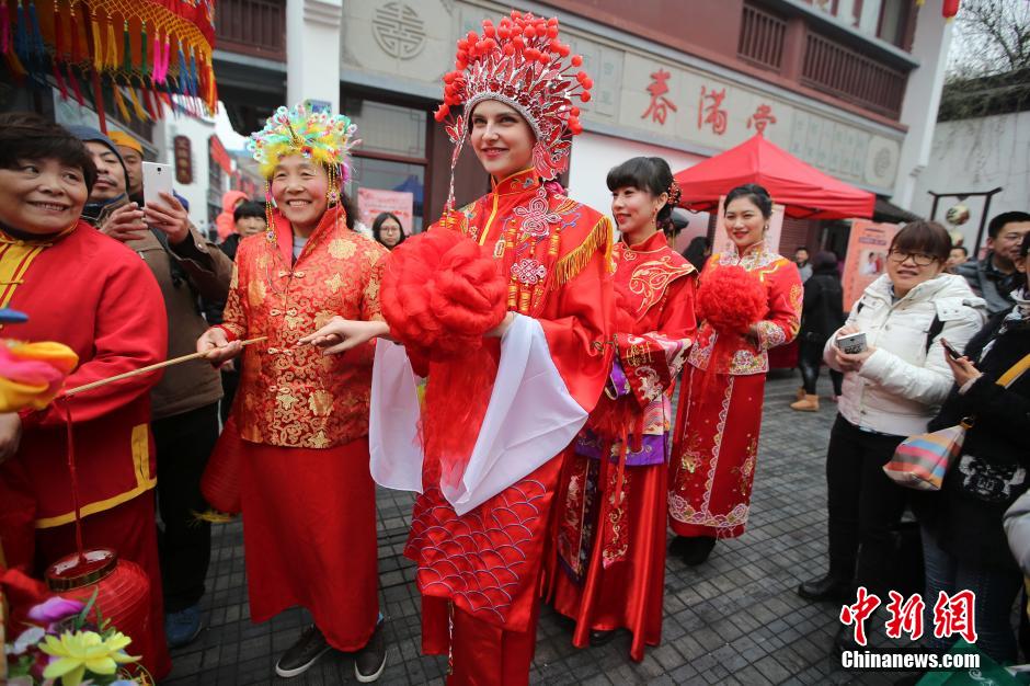 Culture chinoise : une boule de fleurs pour trouver son ame soeur