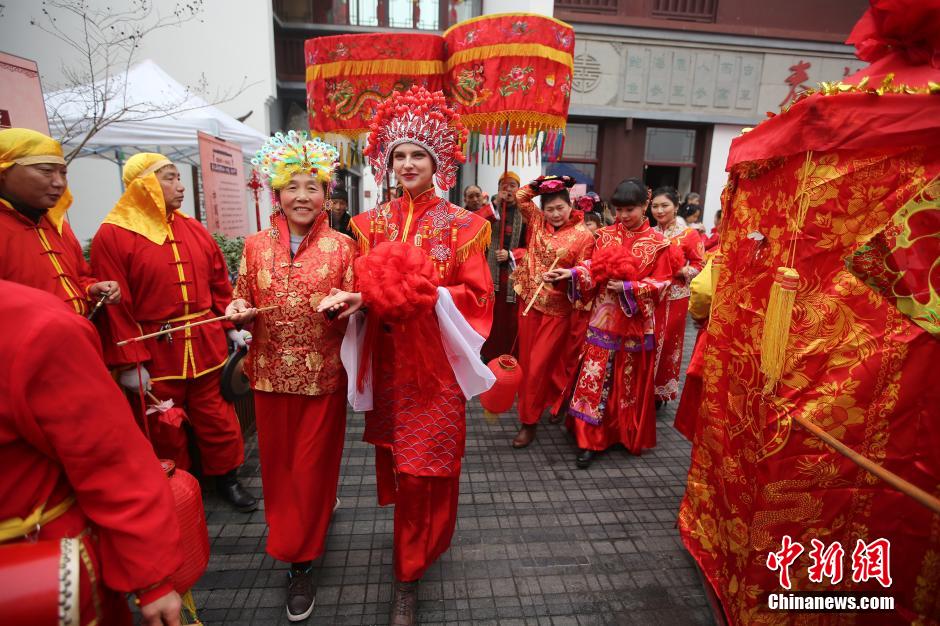 Culture chinoise : une boule de fleurs pour trouver son ame soeur