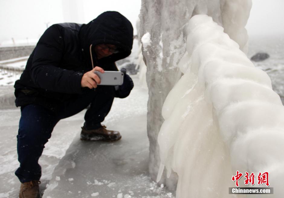 Une plage de Yantai sous le gel