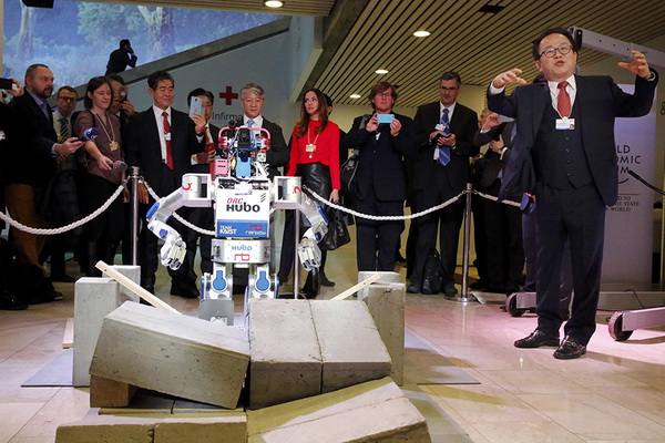 Forum économique de Davos : un robot lecteur du China Daily 