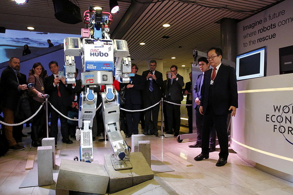 Forum économique de Davos : un robot lecteur du China Daily 