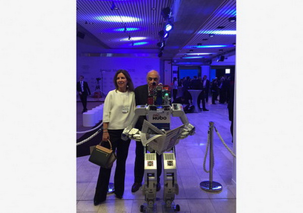 Forum économique de Davos : un robot lecteur du China Daily 