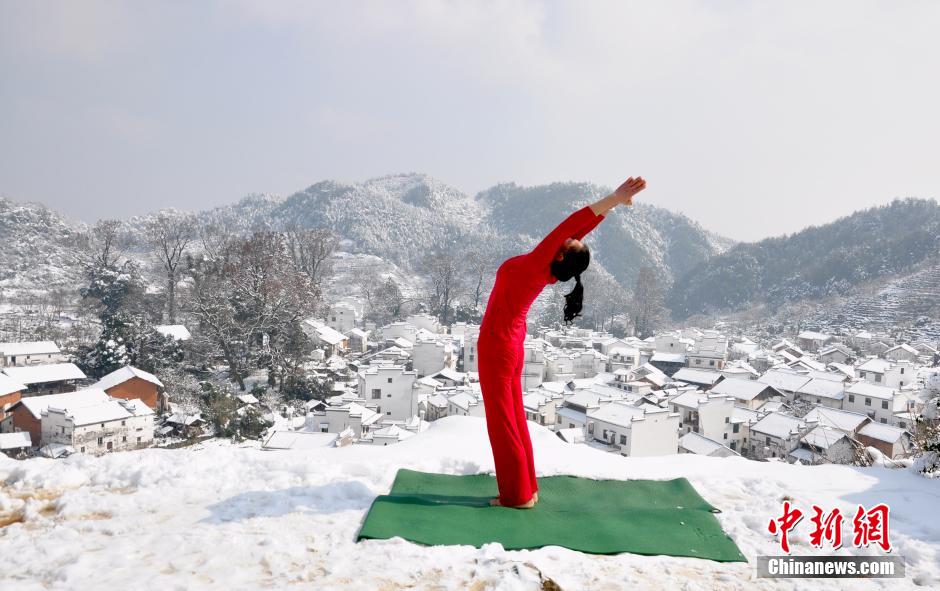 Pratique du yoga en plein hiver dans le Jiangxi 