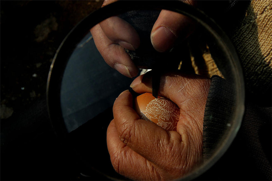 La gravure sur ?uf, art d'un vieux paysan chinois