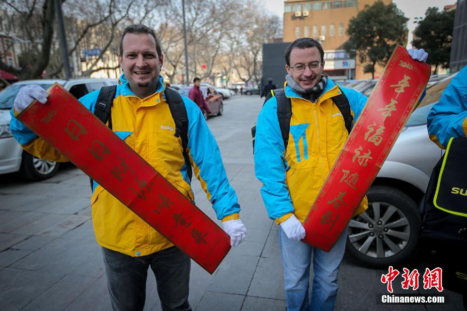 Nouvel An chinois : des visages étrangers pour vous servir