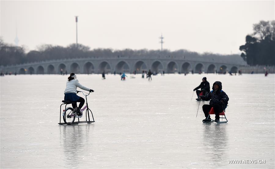 Transformé en patinoire, le lac Kunming du Palais d'Eté de Beijing fait la joie des touristes