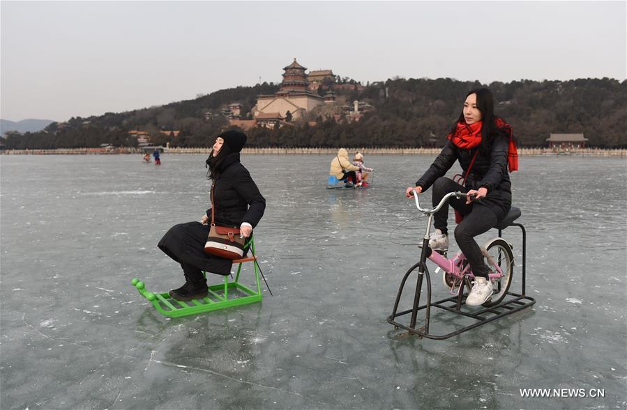 Transformé en patinoire, le lac Kunming du Palais d'Eté de Beijing fait la joie des touristes