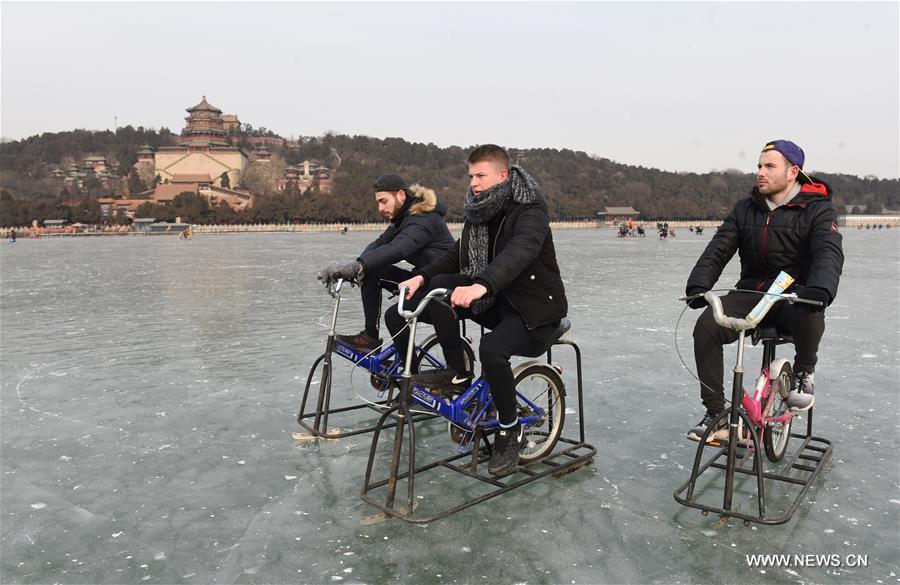 Transformé en patinoire, le lac Kunming du Palais d'Eté de Beijing fait la joie des touristes