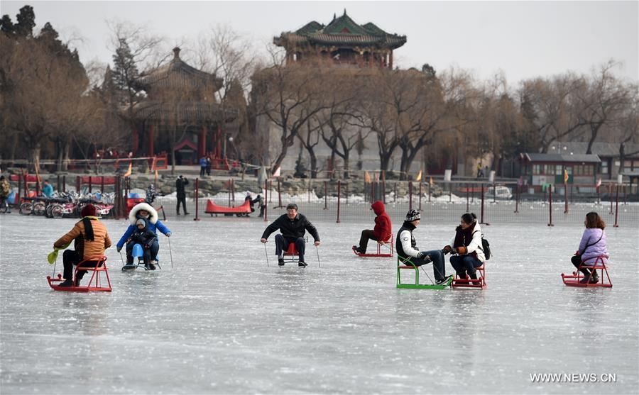 Transformé en patinoire, le lac Kunming du Palais d'Eté de Beijing fait la joie des touristes