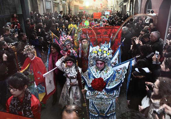 Les festivités de la fête du Printemps illuminent les six continents