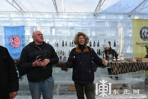 A table ! Venez déguster une fondue chinoise dans une maison de glace…