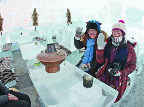 A table ! Venez déguster une fondue chinoise dans une maison de glace…