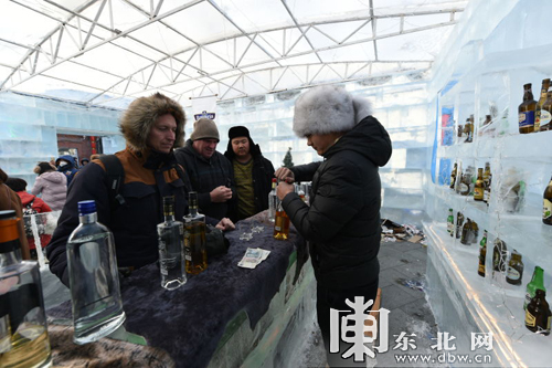 A table ! Venez déguster une fondue chinoise dans une maison de glace…