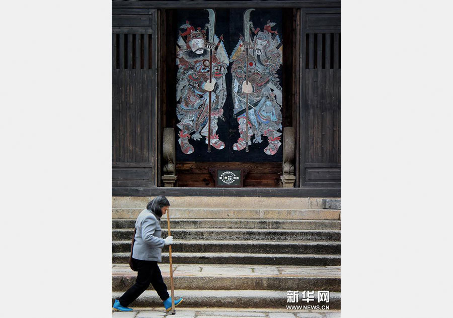 Les images des dieux de la porte fleurissent sur les maisons chinoises