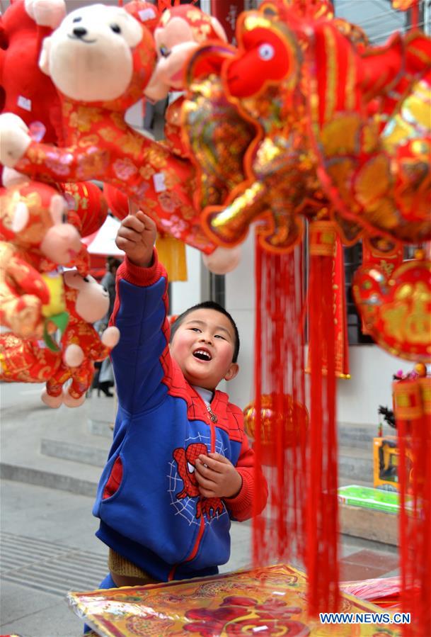 Fête du Printemps: Des gens font des achats au Guizhou