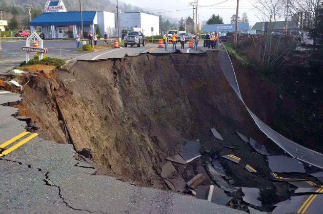 Etats-Unis : un ? monstre ? de 30 mètres dans une route