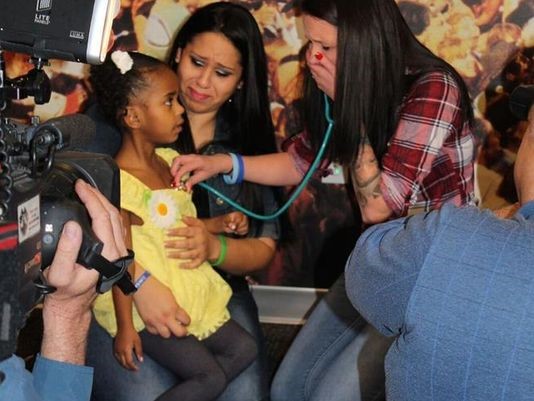 Trois ans après, une mère américaine rencontre la fillette qui a re?u le c?ur de son bébé