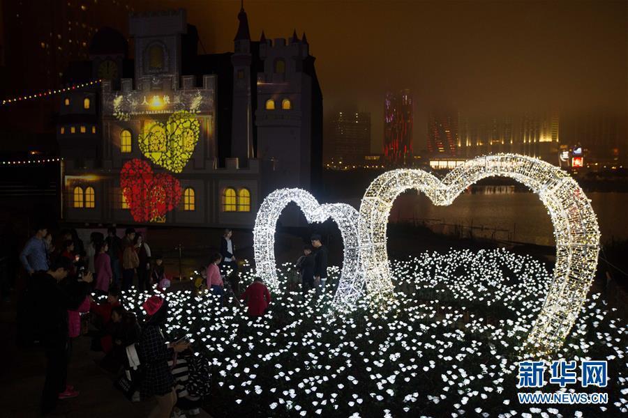 Des sculptures de lumière illuminent Macao pour la Saint-Valentin