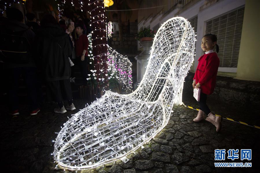 Des sculptures de lumière illuminent Macao pour la Saint-Valentin