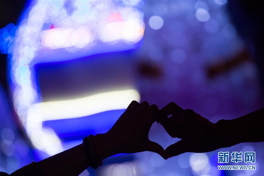 Des sculptures de lumière illuminent Macao pour la Saint-Valentin