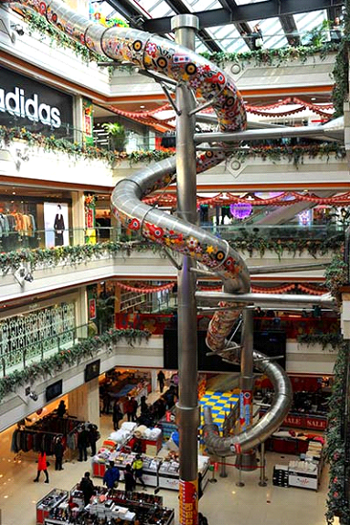 Un incroyable et vertigineux toboggan installé dans un supermarché de Shanghai