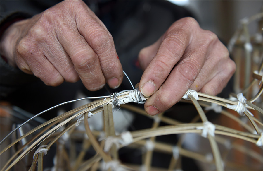 Un artisan maintient vivante la tradition des lanternes-dragon à pétards du Guangxi