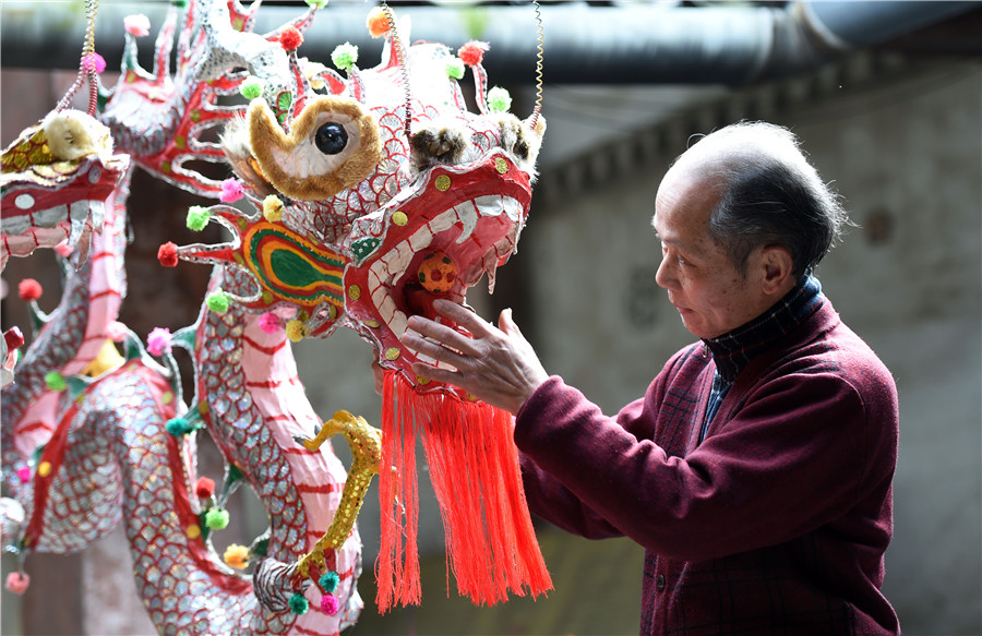 Un artisan maintient vivante la tradition des lanternes-dragon à pétards du Guangxi