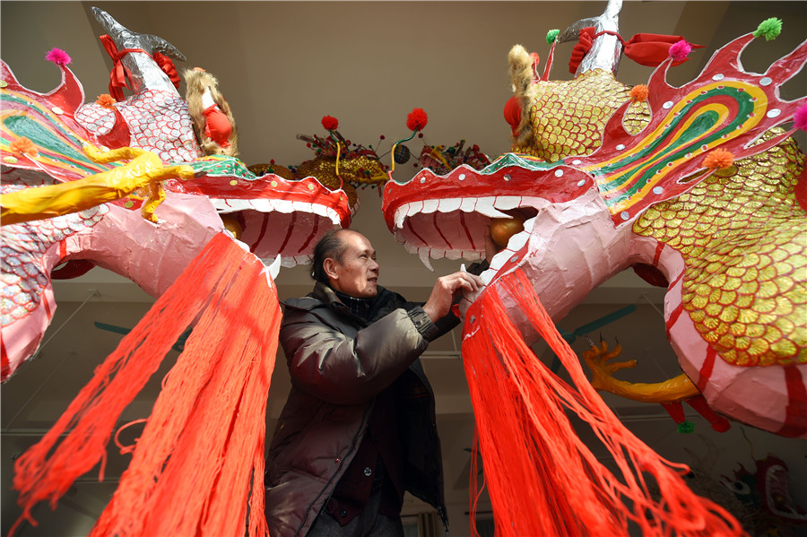 Un artisan maintient vivante la tradition des lanternes-dragon à pétards du Guangxi