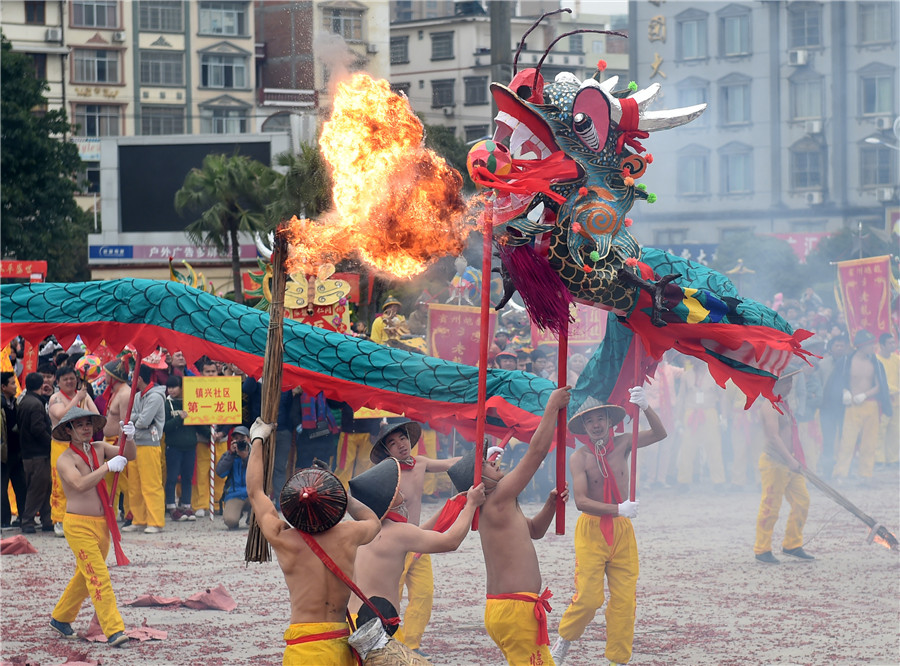 Un artisan maintient vivante la tradition des lanternes-dragon à pétards du Guangxi