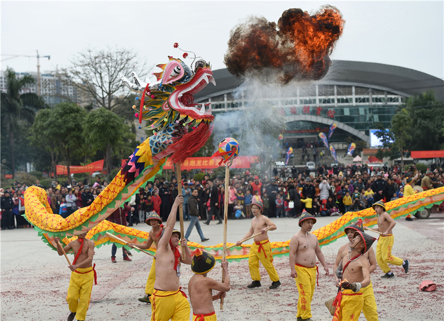 Un artisan maintient vivante la tradition des lanternes-dragon à pétards du Guangxi