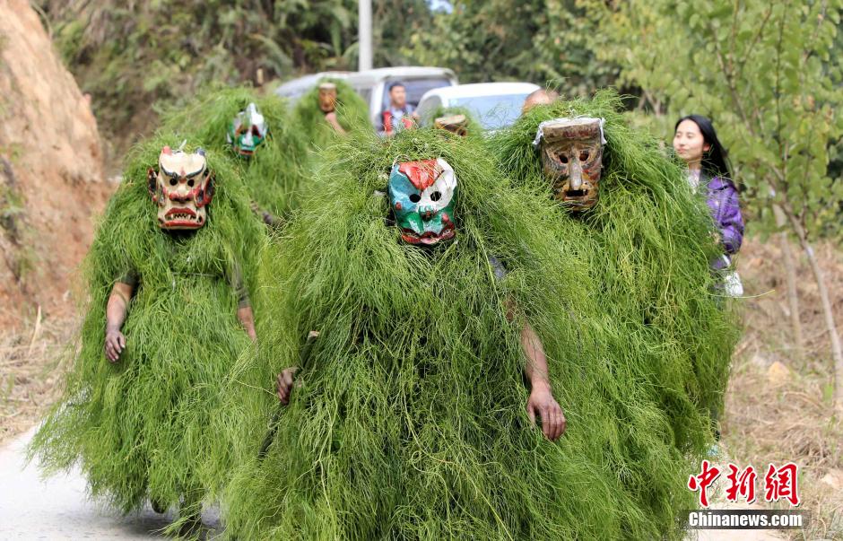 Guangxi : fête traditionnelle chamanique de l’ethnie Miao