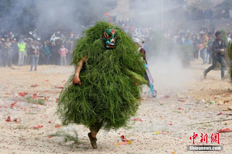 Guangxi : fête traditionnelle chamanique de l’ethnie Miao