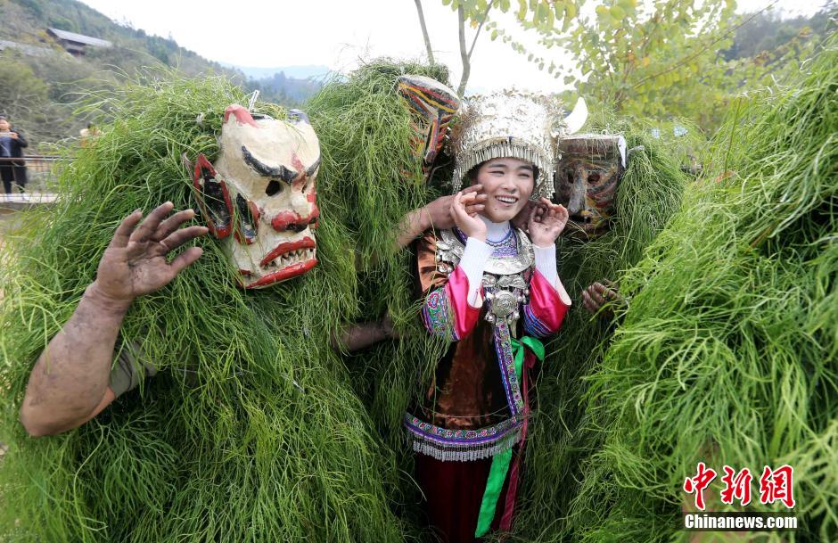 Guangxi : fête traditionnelle chamanique de l’ethnie Miao