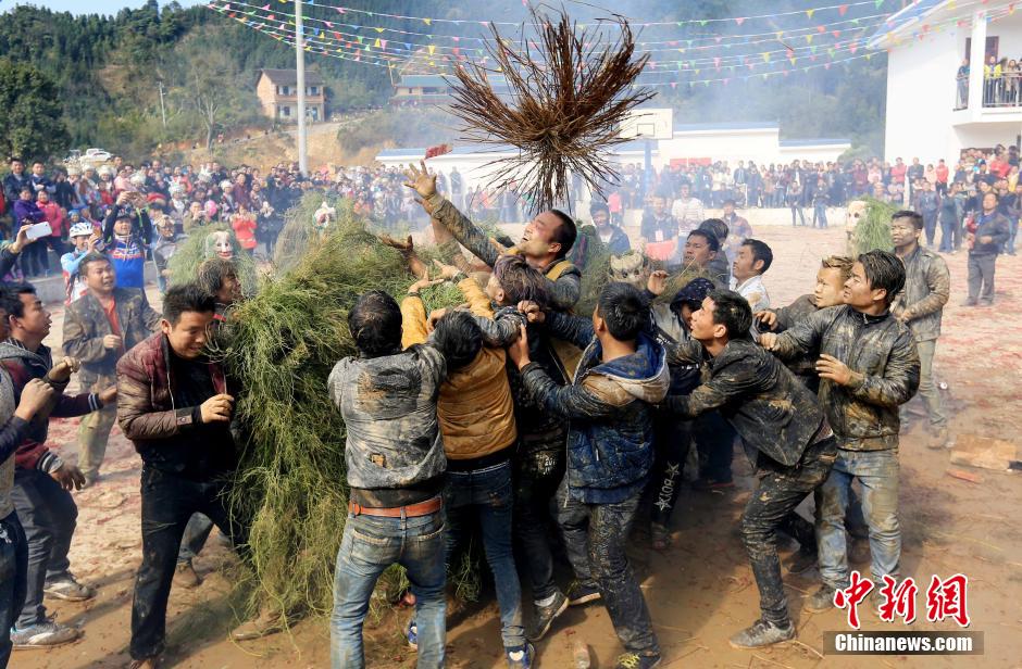 Guangxi : fête traditionnelle chamanique de l’ethnie Miao