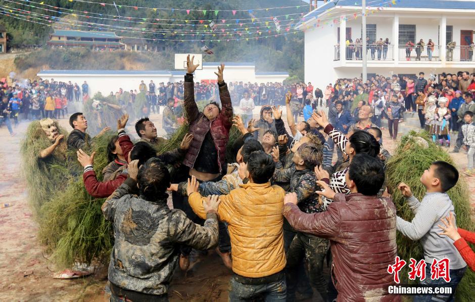 Guangxi : fête traditionnelle chamanique de l’ethnie Miao