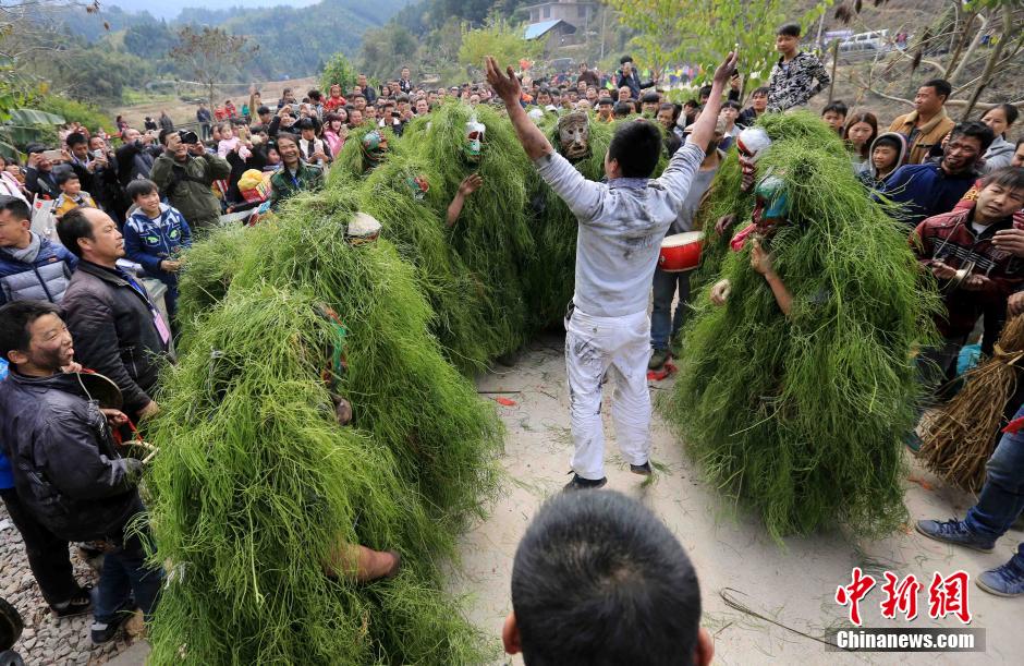 Guangxi : fête traditionnelle chamanique de l’ethnie Miao