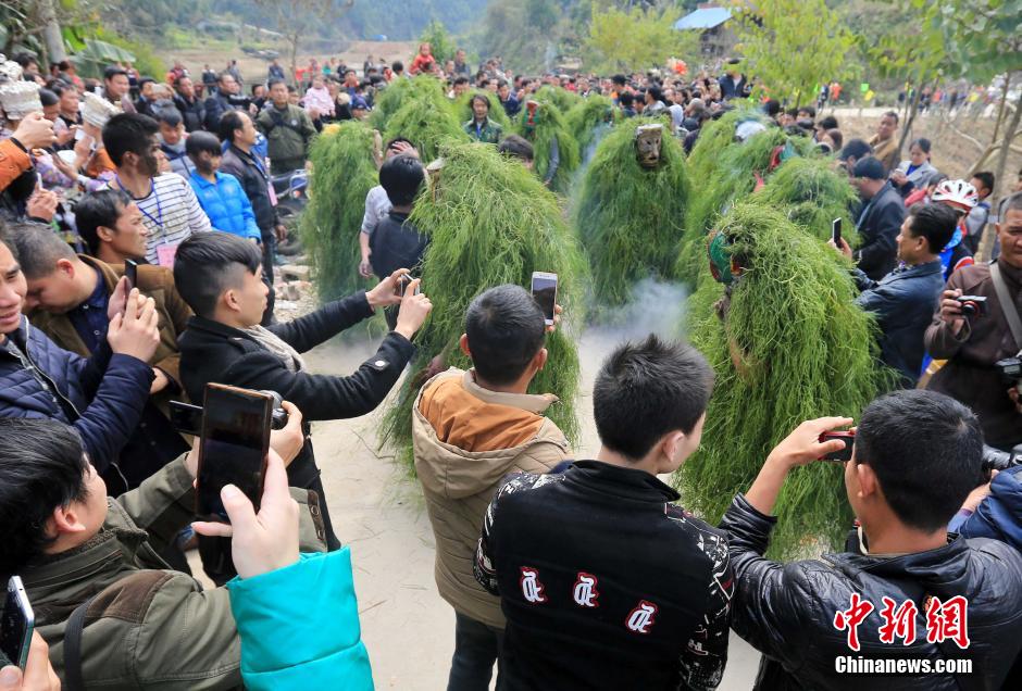 Guangxi : fête traditionnelle chamanique de l’ethnie Miao