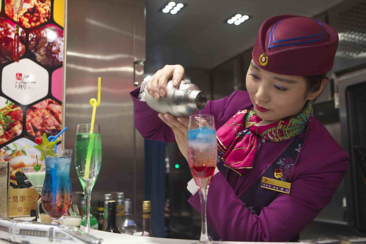 Pan Lei, mixologue roulante sur la ligne Chengdu-Chongqing