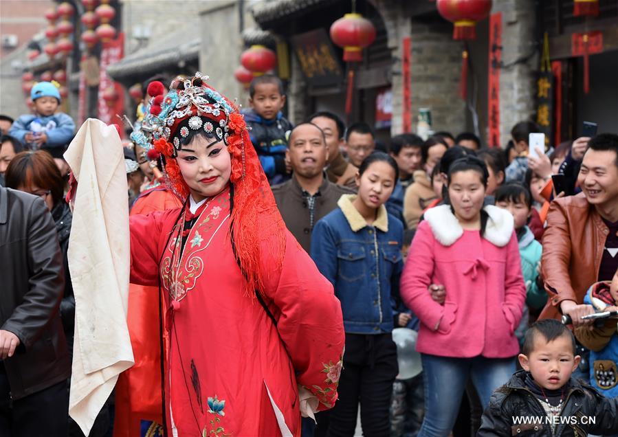 700 ans d'histoire, une foire du temple au Henan rouvre ses portes  