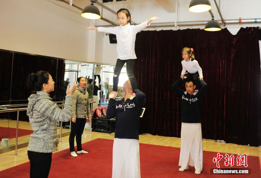 Des s?urs et frères jumeaux acrobates