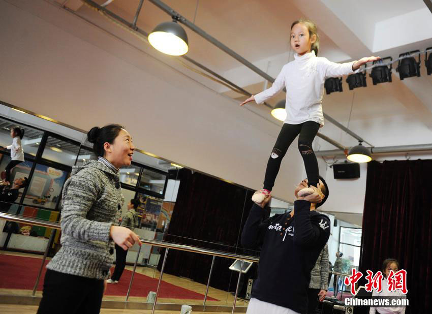 Des s?urs et frères jumeaux acrobates