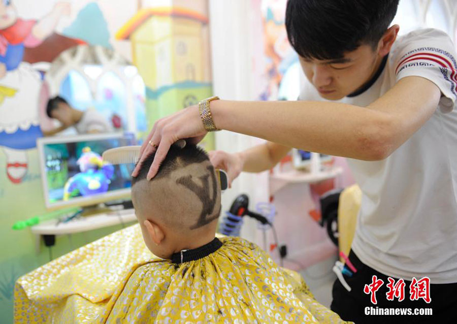 Coupe des cheveux pour le Festival Longtaitou