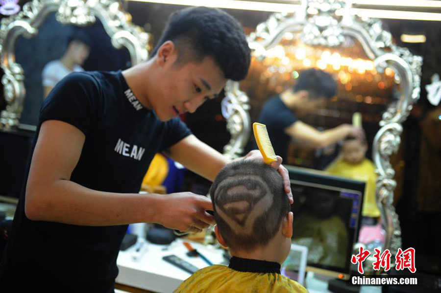 Coupe des cheveux pour le Festival Longtaitou