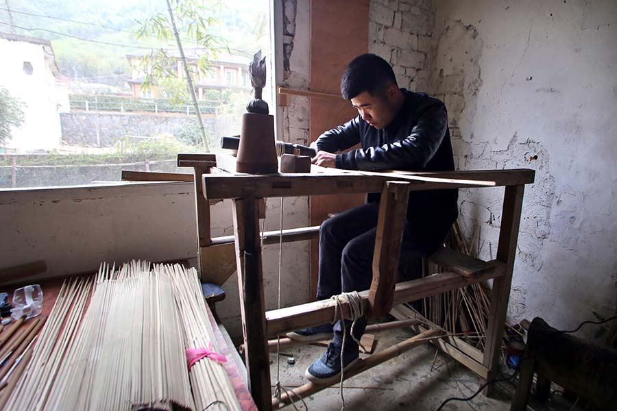 Un jeune des années 90 quitte son emploi et devient fabricant d'ombrelles de papier traditionnelles