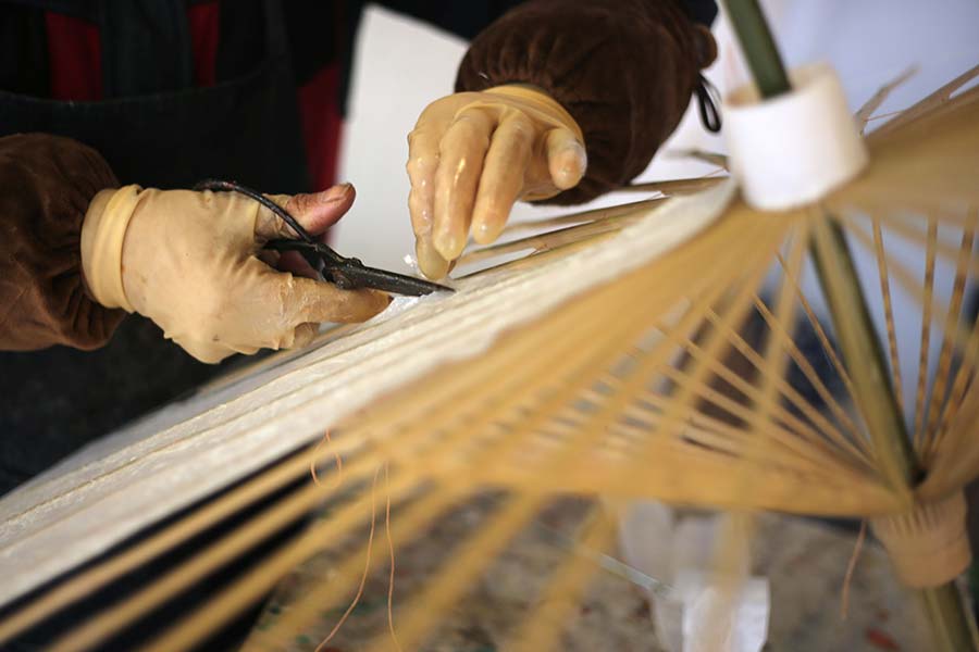 Un jeune des années 90 quitte son emploi et devient fabricant d'ombrelles de papier traditionnelles