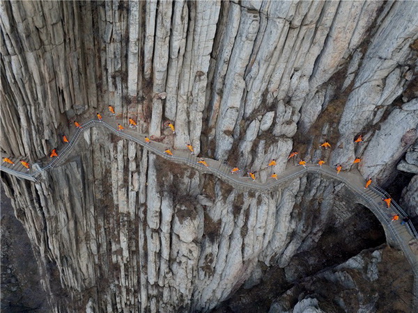 Spectaculaire démonstration de Kung Fu sur des falaises du Henan