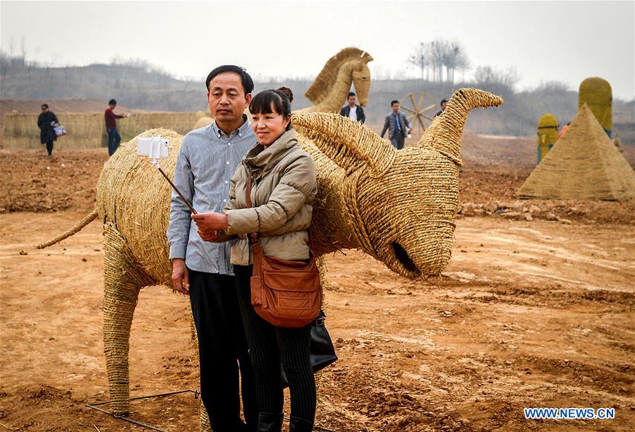 Une centaine d'épouvantails font l'attraction dans le Henan