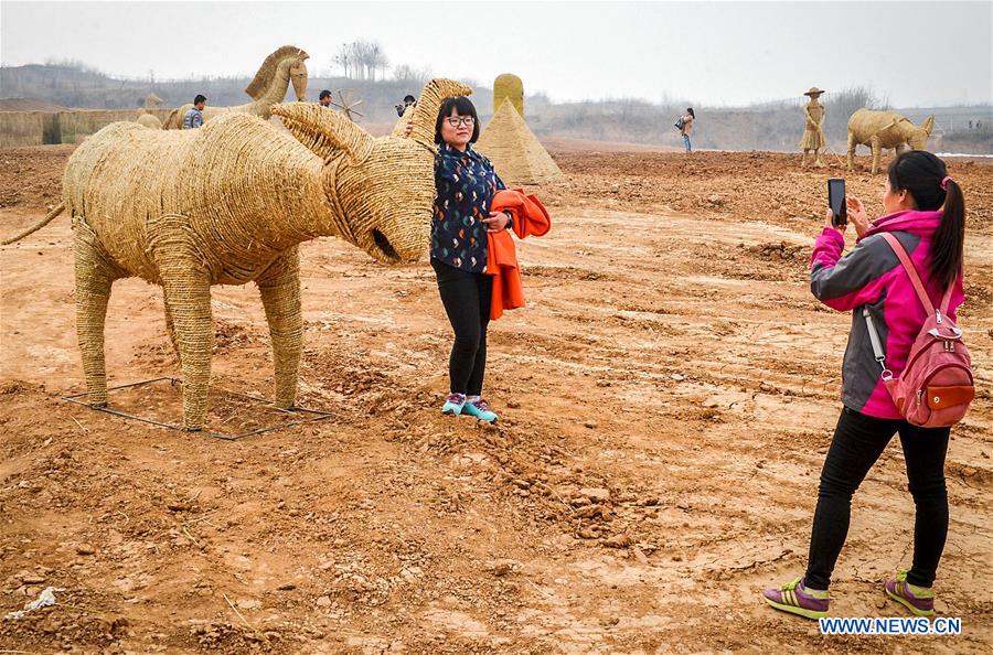 Une centaine d'épouvantails font l'attraction dans le Henan