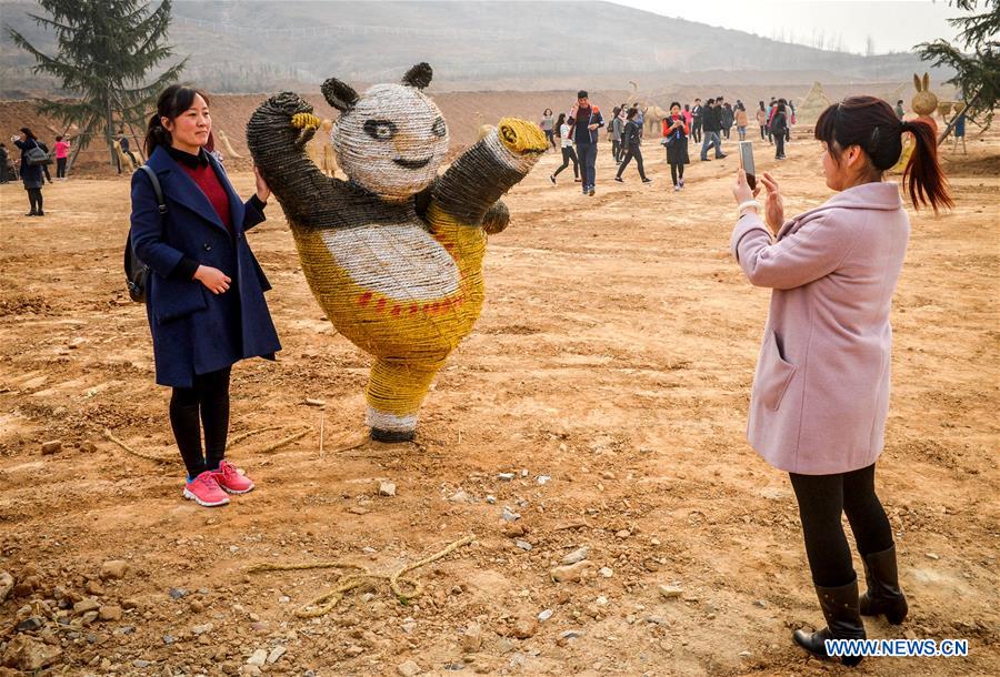 Une centaine d'épouvantails font l'attraction dans le Henan